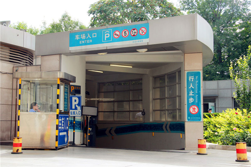 15-醫院地下停車庫入口.jpg 15-醫院地下停車庫入口.jpg