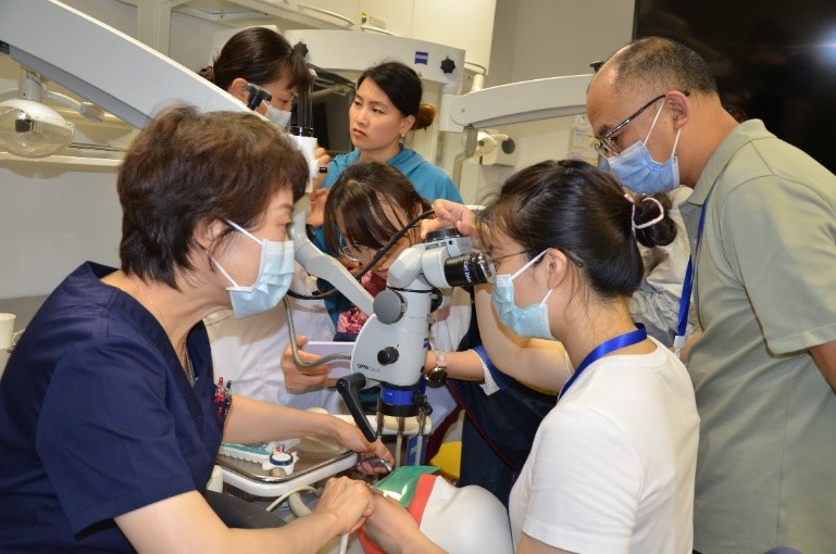 亞星會(huì)員注冊(cè)口腔醫(yī)院舉辦口腔顯微鏡應(yīng)用技術(shù)護(hù)理研修班